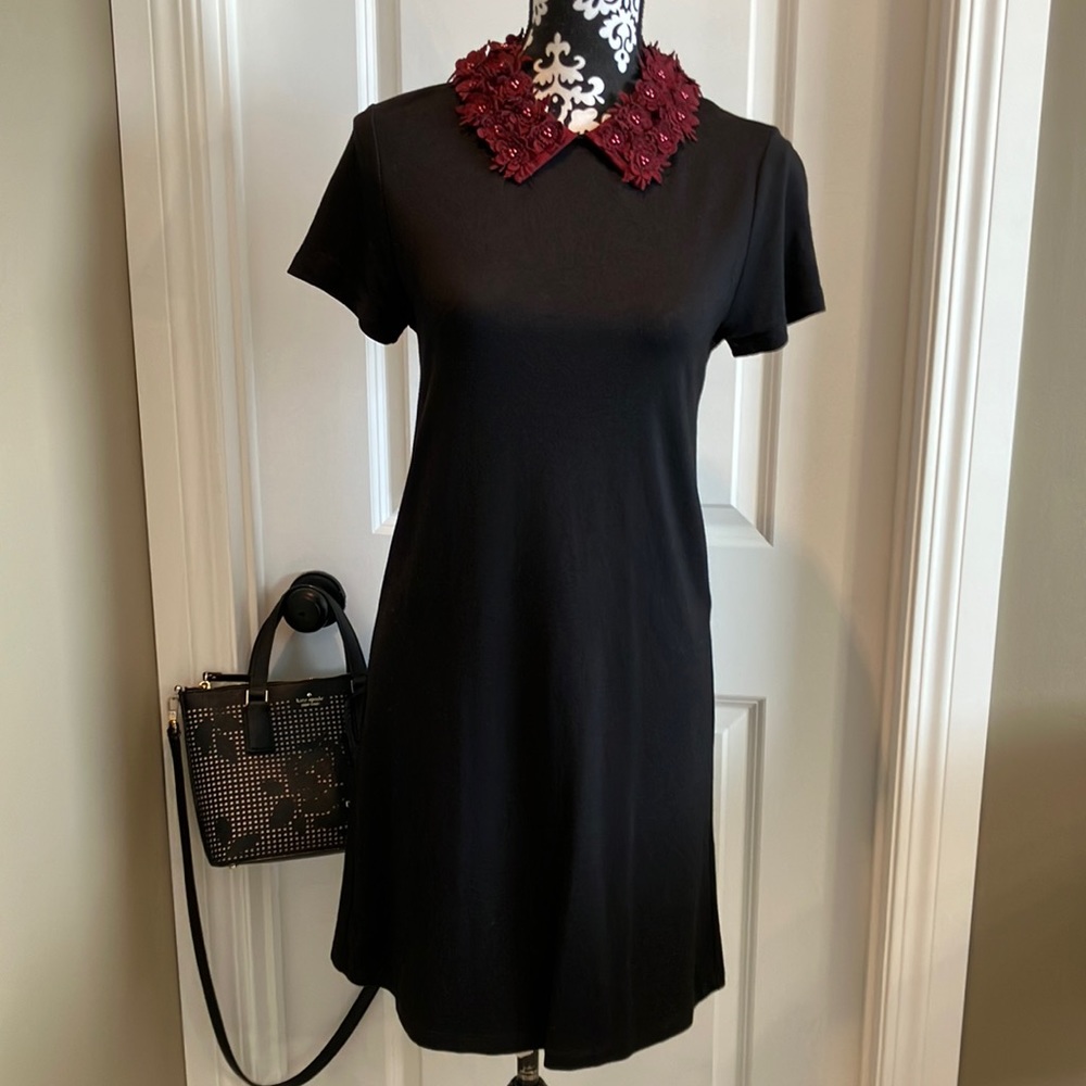 💙Beautiful quality black t-shirt dress w/back invisible zip & burgundy collar
